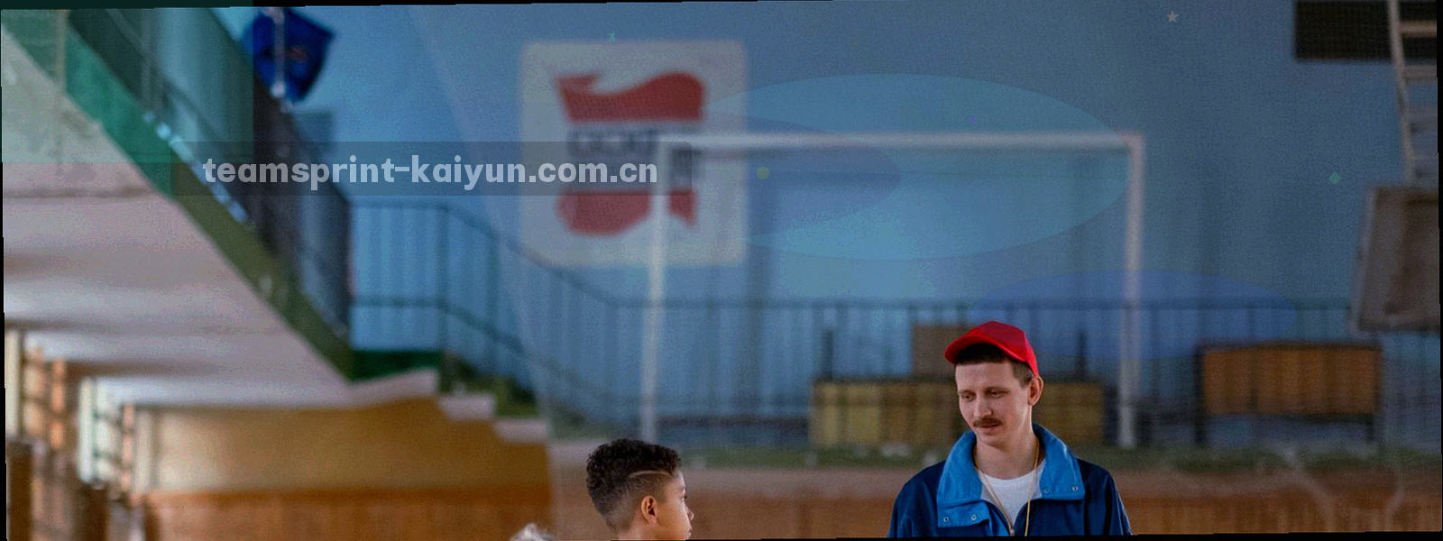 夜间球场边线与精密网格交叠的抽象几何图形，冷蓝色光线自画面左侧斜向扫过